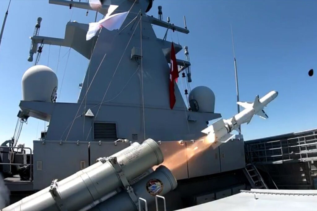 Atmaca, ilk kez gemi hedefi vurdu