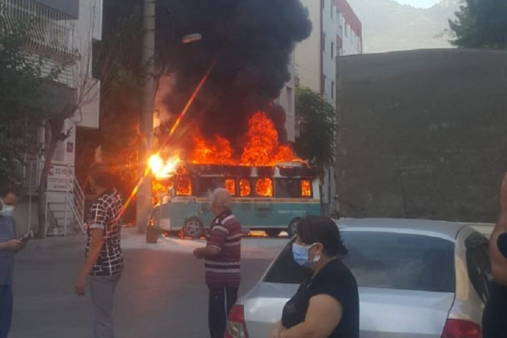 Yolcu dolu minibüsler çarpıştıktan sonra alev aldı: 6 yaralı