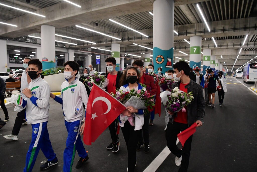 Milliler çiçeklerle karşılandı