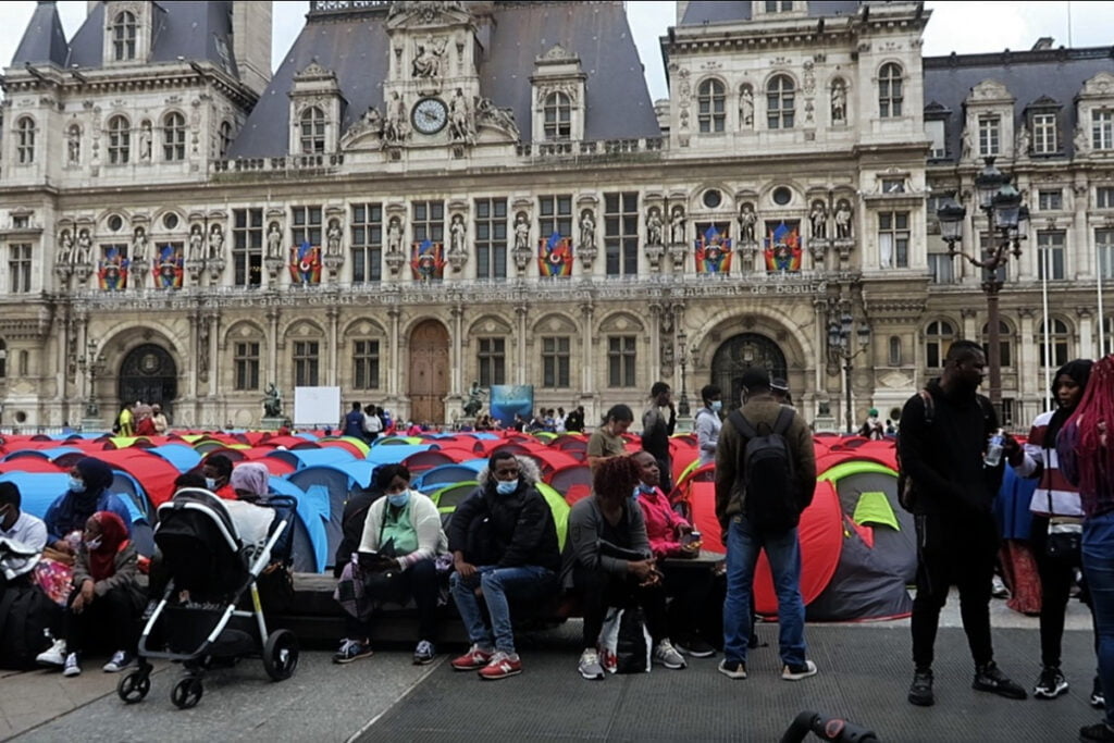 Yüzlerce düzensiz göçmen, Paris’in ortasına çadır kurdu