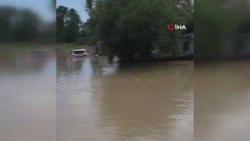 Suya gömülen tek katlı evde mahsur kalan yaşlı kadını itfaiye kurtardı