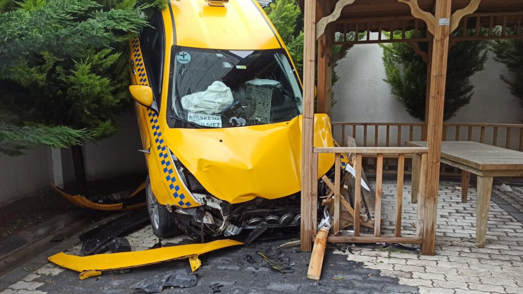 Kayganlaşan yolda kontrolü kaybetti, sitenin bahçesine uçtu!