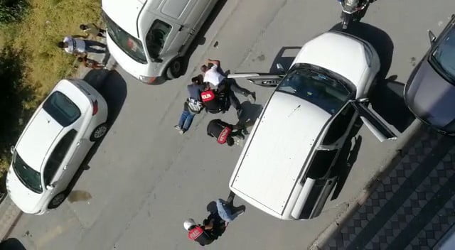 Yere dökülen uyuşturucuyu süpürge ve kürek ile topladı