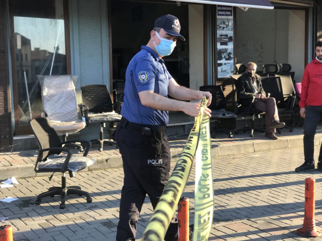 Sevgilisine mesaj atan kişiyi durakta vurdu