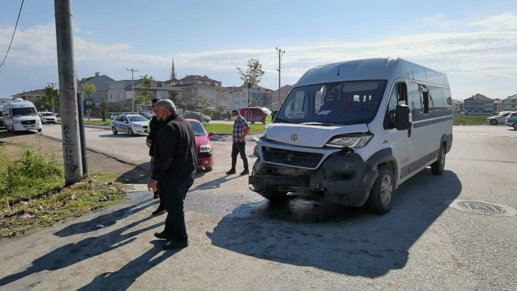 Otomobille minibüs çarpıştı
