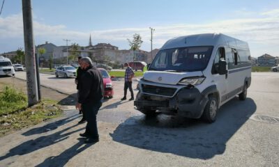 Otomobille minibüs çarpıştı