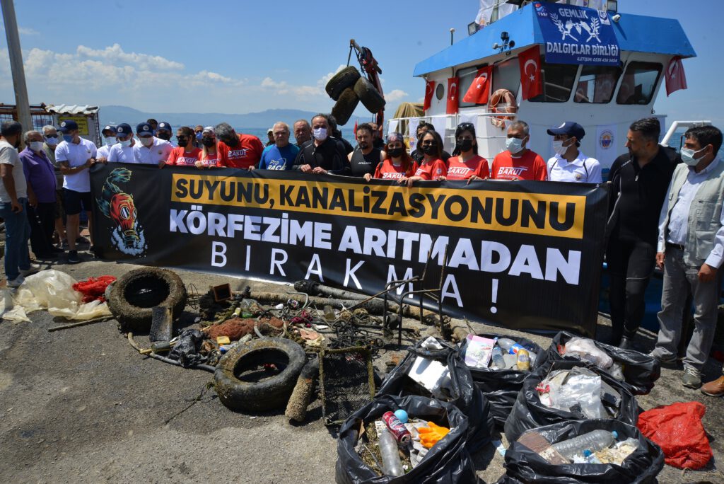 Belediye Başkanı çevre gününde deniz salyası için daldı