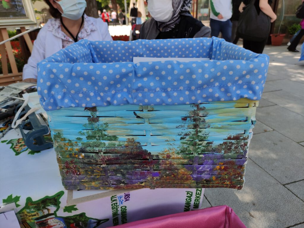 Hurda gazeteler bu kursta sanat eserlerine dönüşüyor