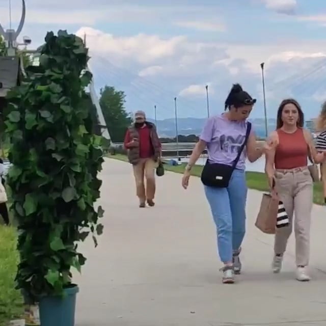 Bu ağaç hem güldürüyor hem korkutuyor