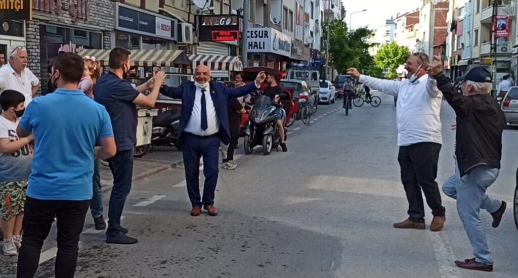 Muhtar seçilince çiftetelli oynadı, mahalleli alkışlarla karşıladı