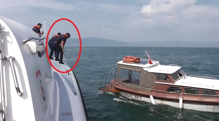 Müsilajla kaplı Marmara denizinde nefes kesen anlar