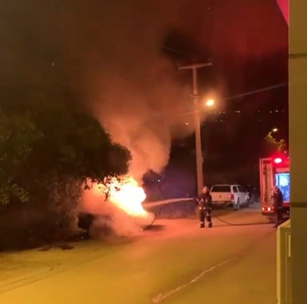 Park halindeki otomobil alev alev yandı