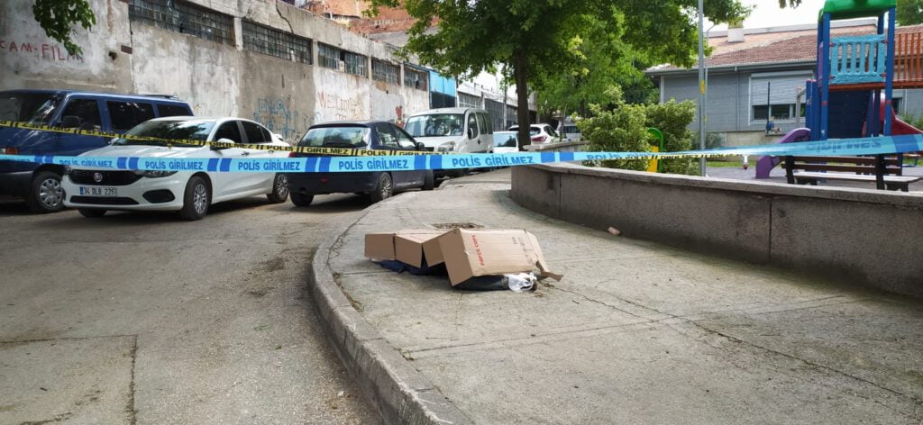 Kimsesiz adam kaldırımda ölü bulundu