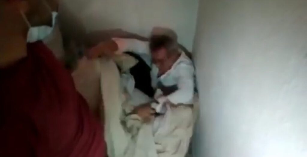 Çuvalların altına saklanan şahıs yakalandı