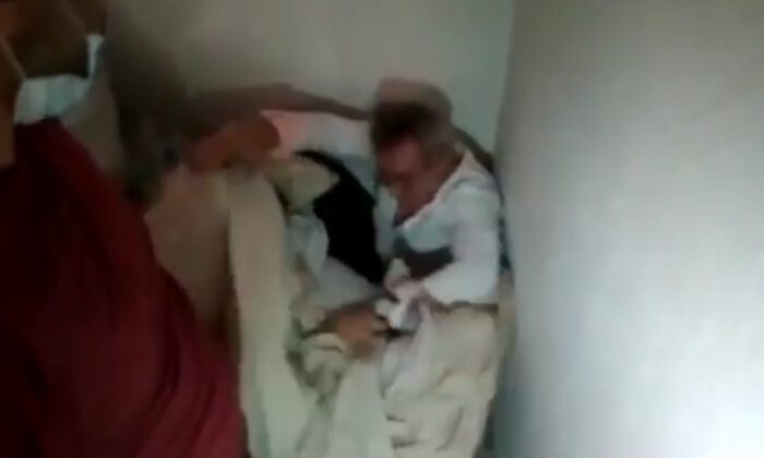 Çuvalların altına saklanan şahıs yakalandı