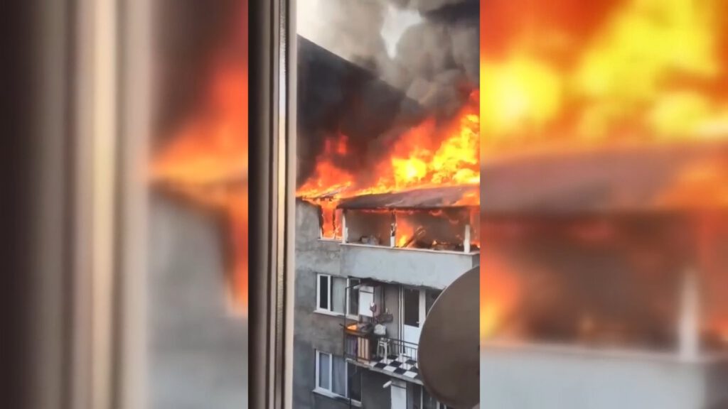 Bursa’da 2 katlı bina alevlere teslim oldu