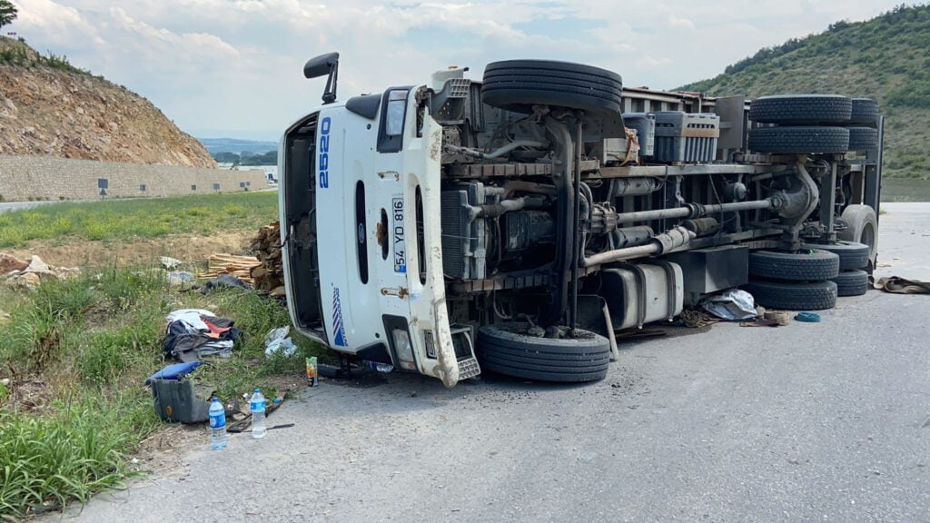 Kereste yüklü kamyon devrildi