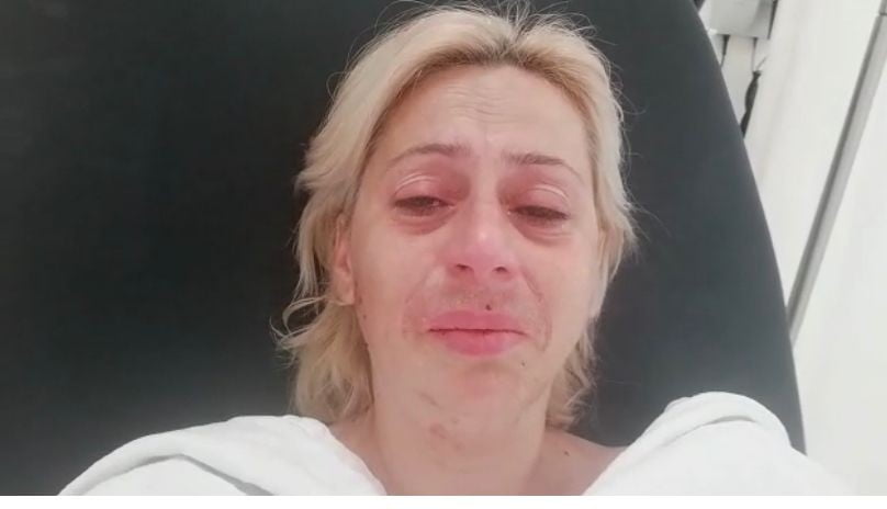 Sokak hayvanlarını beslemek isterken darp edildi