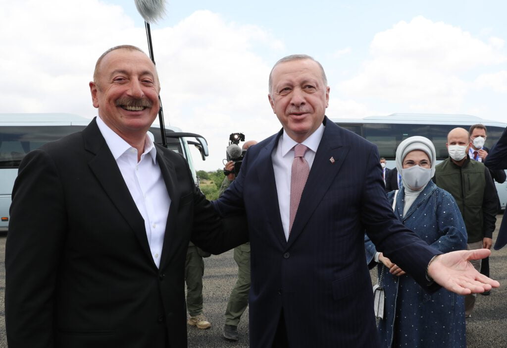 Cumhurbaşkanı Erdoğan, Fuzuli’de Aliyev tarafından karşılandı