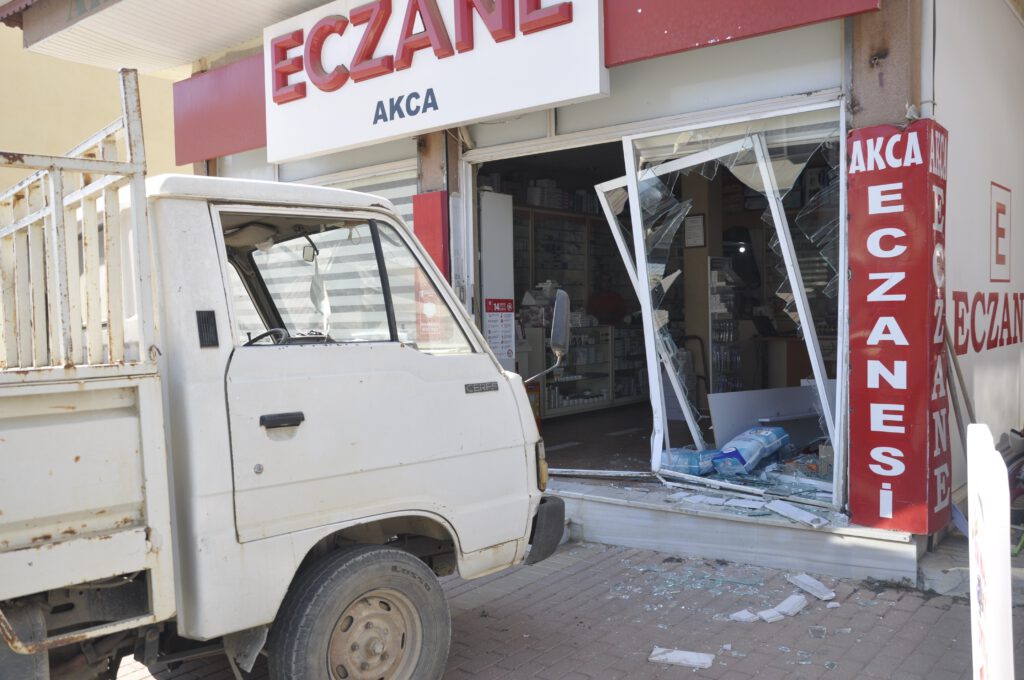 Tartıştığı kardeşinin dükkanına kamyonetle girdi