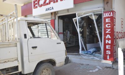 Tartıştığı kardeşinin dükkanına kamyonetle girdi