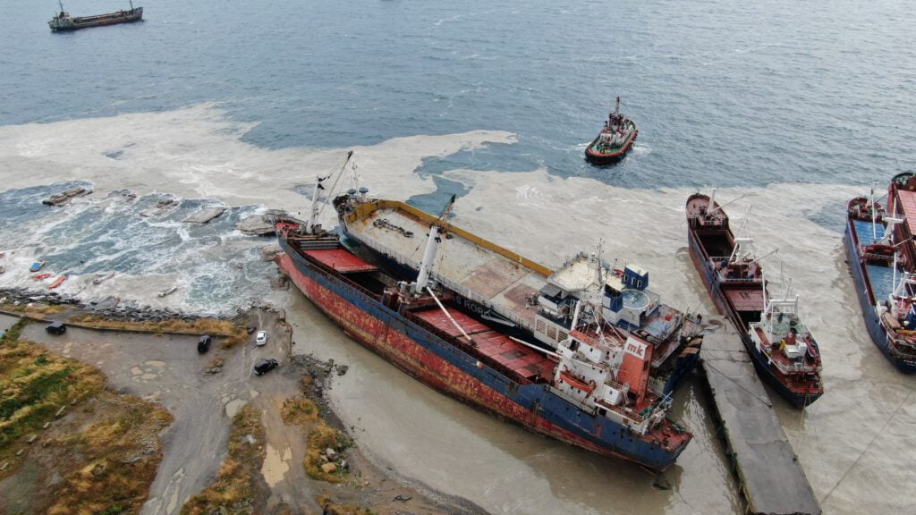 Lodosun etkisiyle halatı kopan gemi bir başka gemiye çarptı