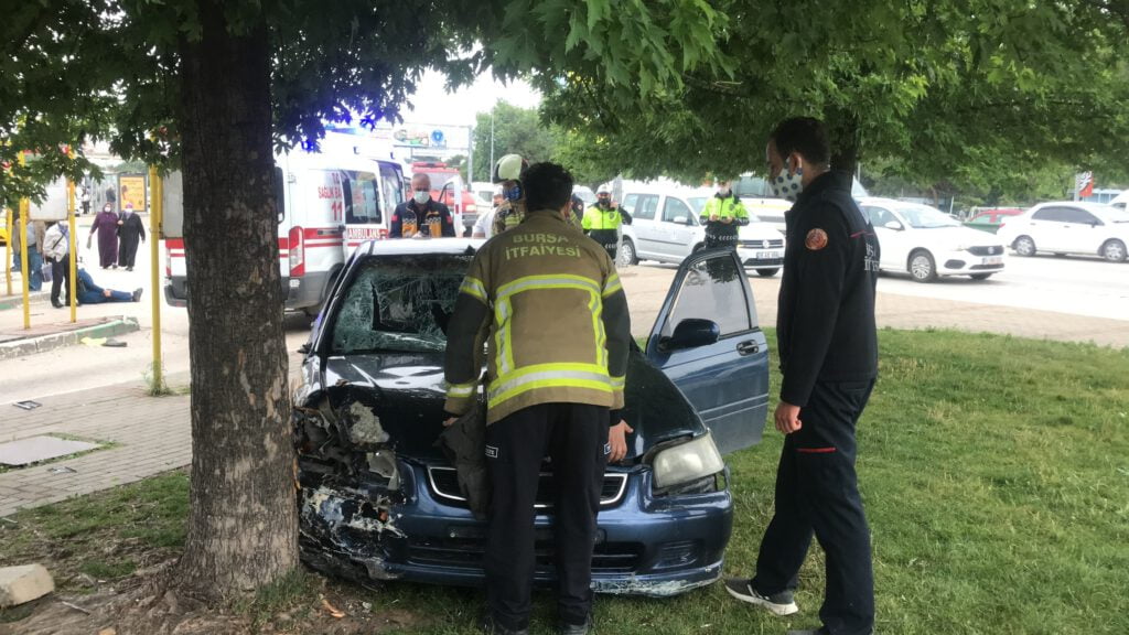 Otomobil durağa daldı; feci kazada 5 kişi yaralandı