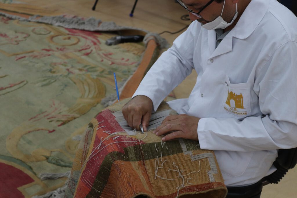 Dolmabahçe Sarayı’nın 1 tonluk halısı restore ediliyor