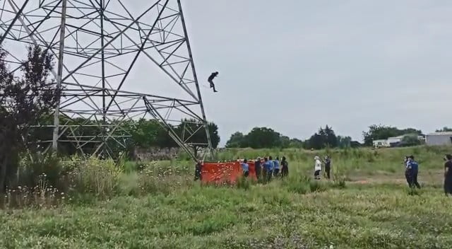 ‘Şov yapma” diyenlere inat yüksek gerilim hattından böyle atladı