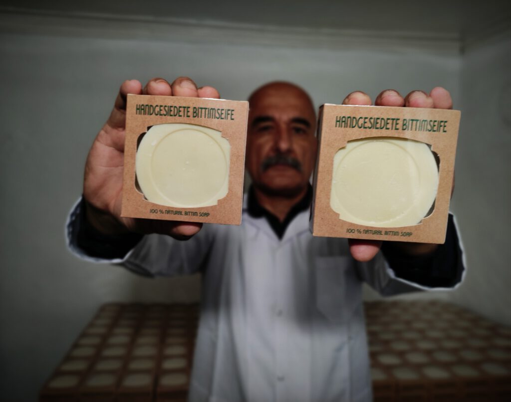 Evinde ürettiği sabunları Almanya’ya ihraç ediyor