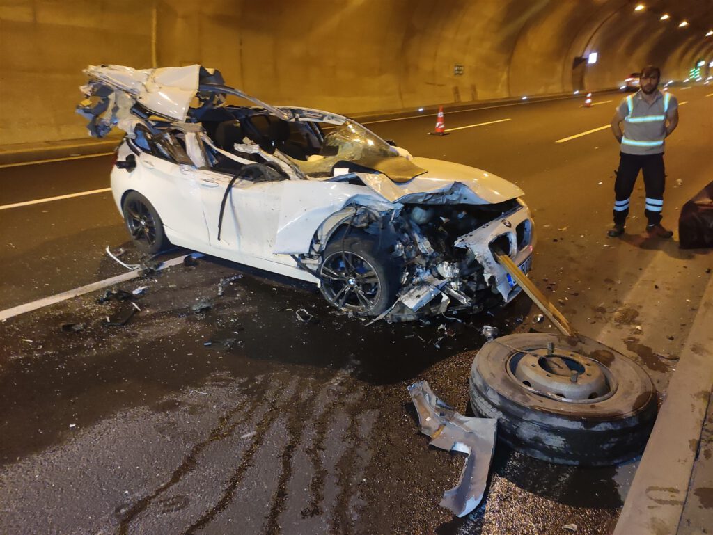 Bu arabadan burnu bile kanamadan çıktı!