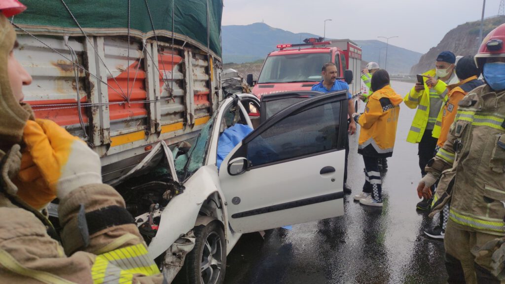 Tıra çarpan aracın sürücüsü hayatını kaybetti
