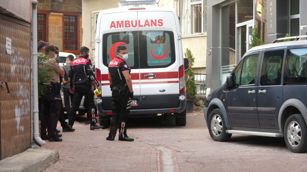 Kız arkadaşını öldürdükten sonra kendini vurdu