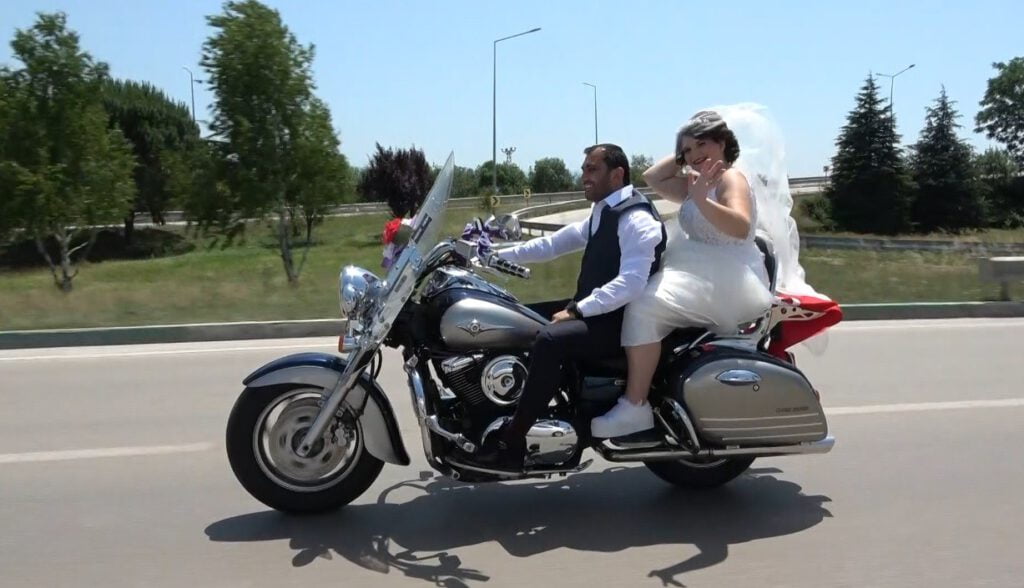 Bu düğün konvoyunu gören hayran kaldı