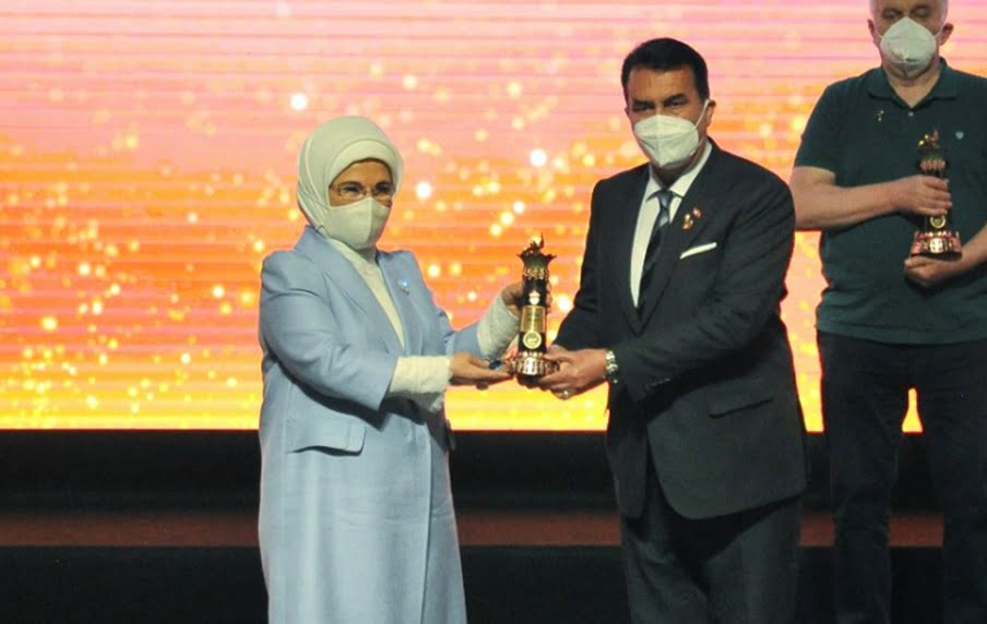 Emine Erdoğan’dan Başkan Dündar’a ‘Vakıf İnsan’ Ödülü