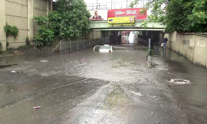 Altgeçidi su bastı, bir araç sular altında kaldı