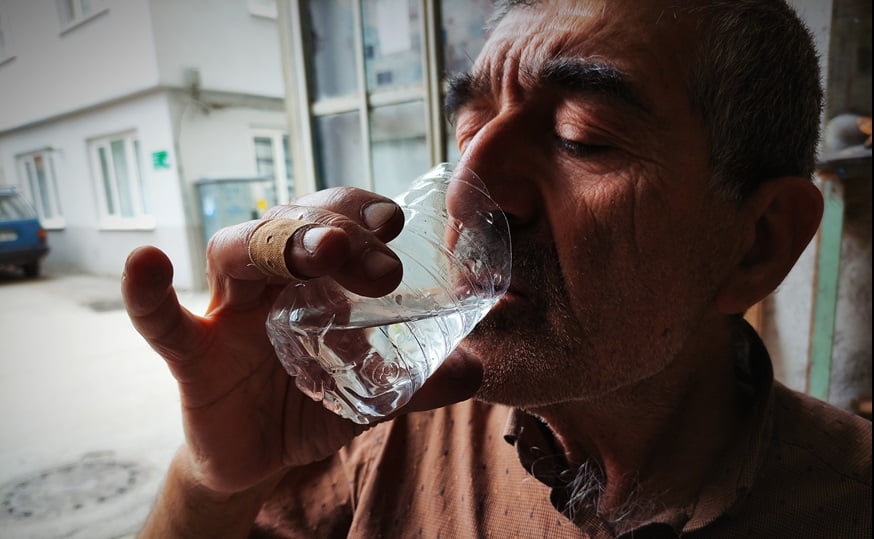 Koronavirüsten korunmak için demir suyu içiyor