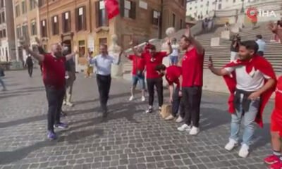 Bakan Kasapoğlu, İtalya’da taraftarlarla milli maç heyecanını yaşadı