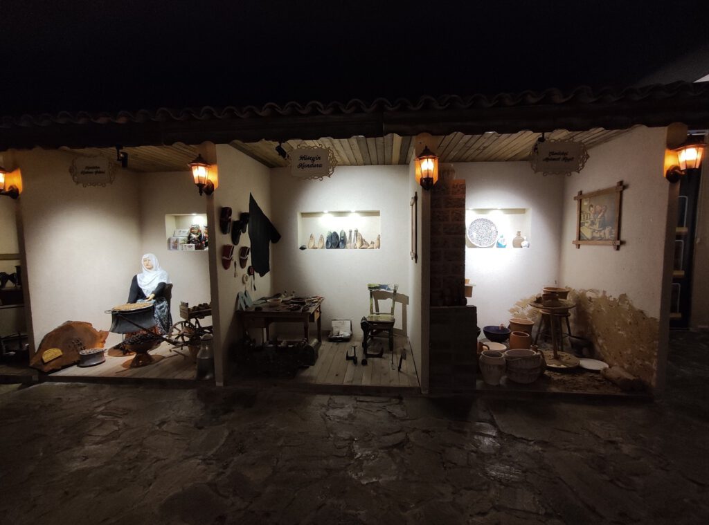 100 yıl öncesinin esnafını görüyorlar