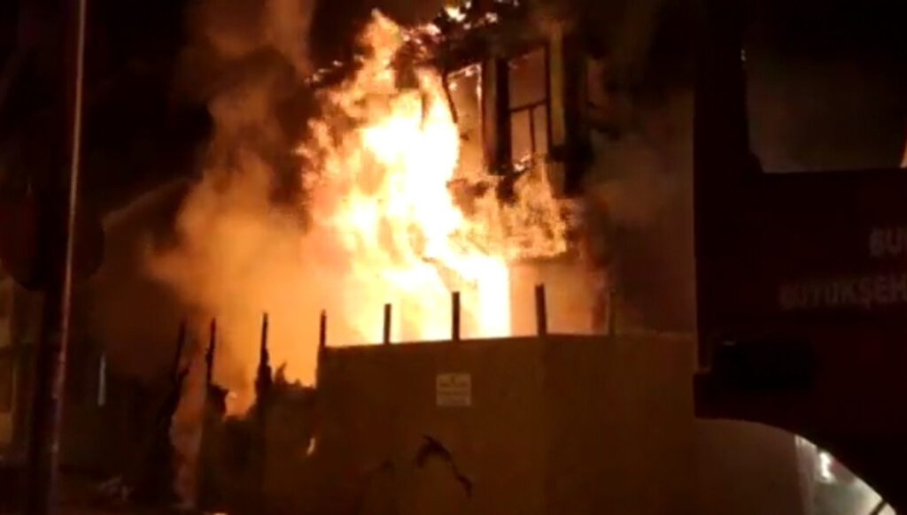 2 katlı metruk bi̇na yandı