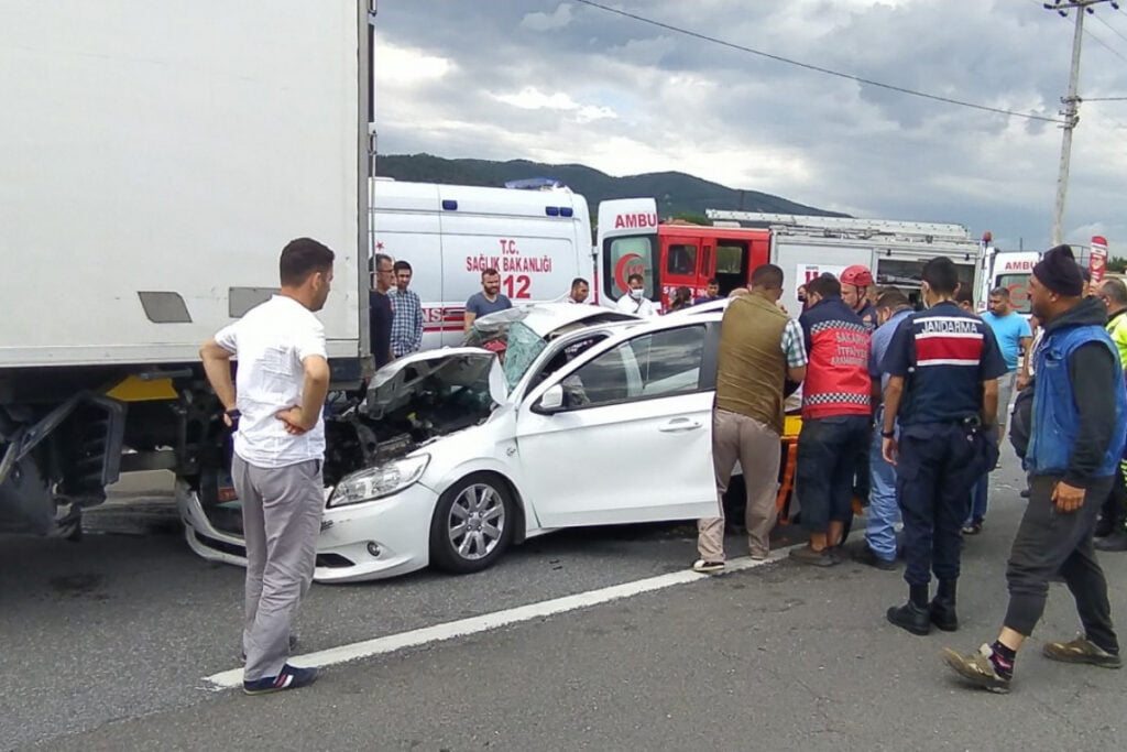 Otomobil TIR’a ok gibi saplandı: 3’ü çocuk toplam 5 yaralı