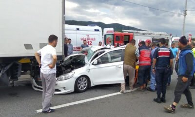 Otomobil TIR’a ok gibi saplandı: 3’ü çocuk toplam 5 yaralı