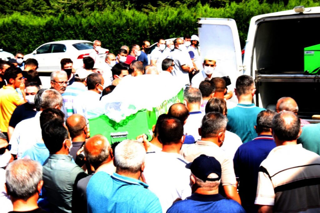 Son yolculuğuna tabutu üzerinde duvağıyla uğurlandı