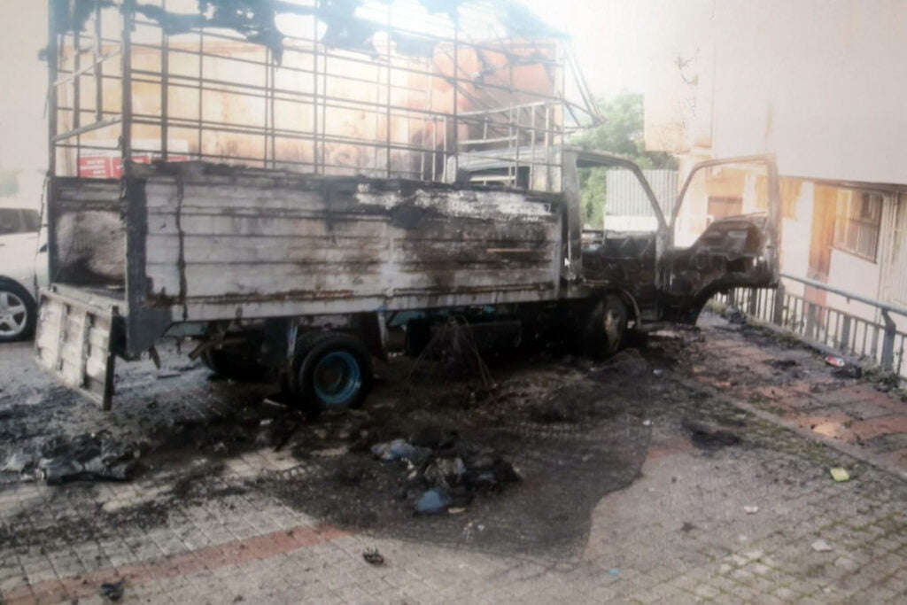 Evsizlerin kaldığı araç böyle kundaklandı