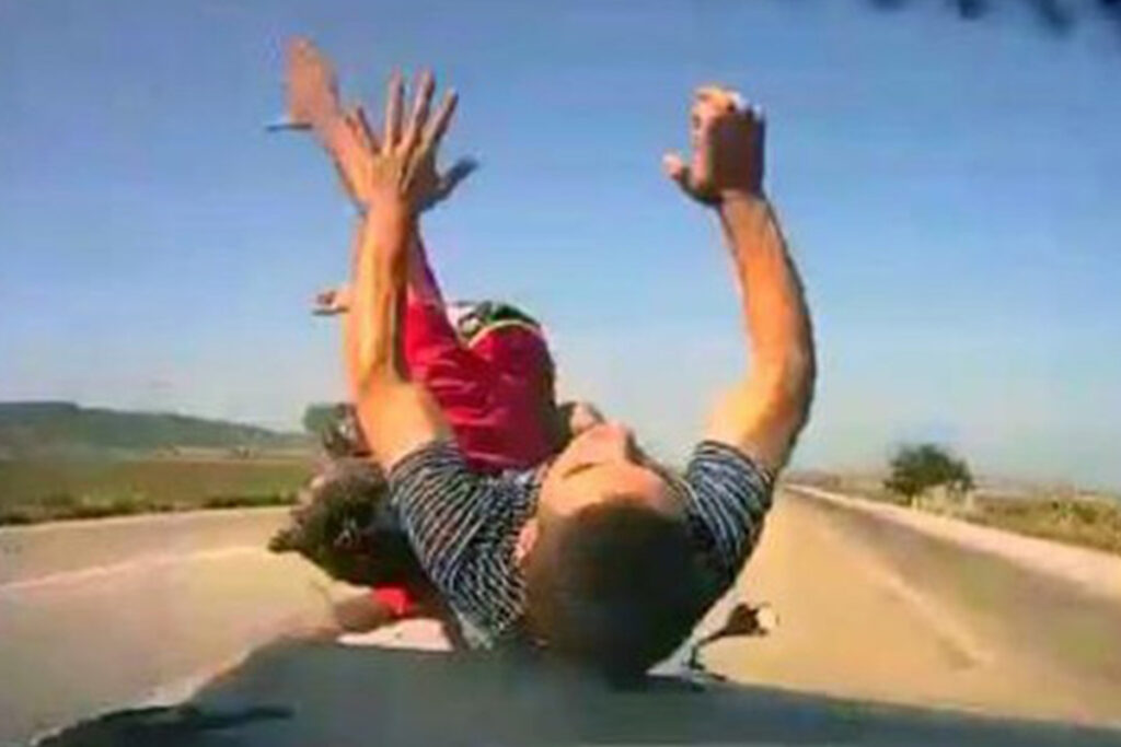 İki kişinin yaralandığı kaza anbean görüntülendi