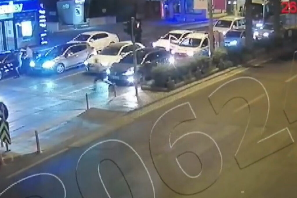 O sürücü polis memurunu aracın kaputunda böyle sürükledi!