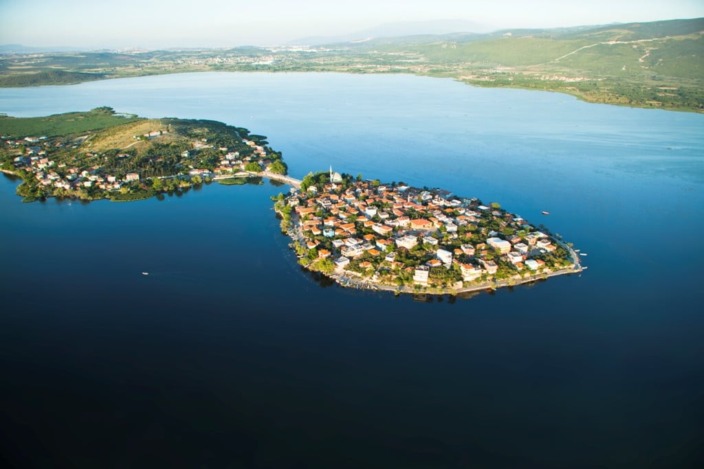 Gölyazı’da eşsiz şenlik: dört bir yanı çiçeklerle bezetildi