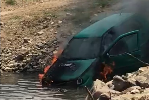 Alev alev yanan araç dere yatağına düştü