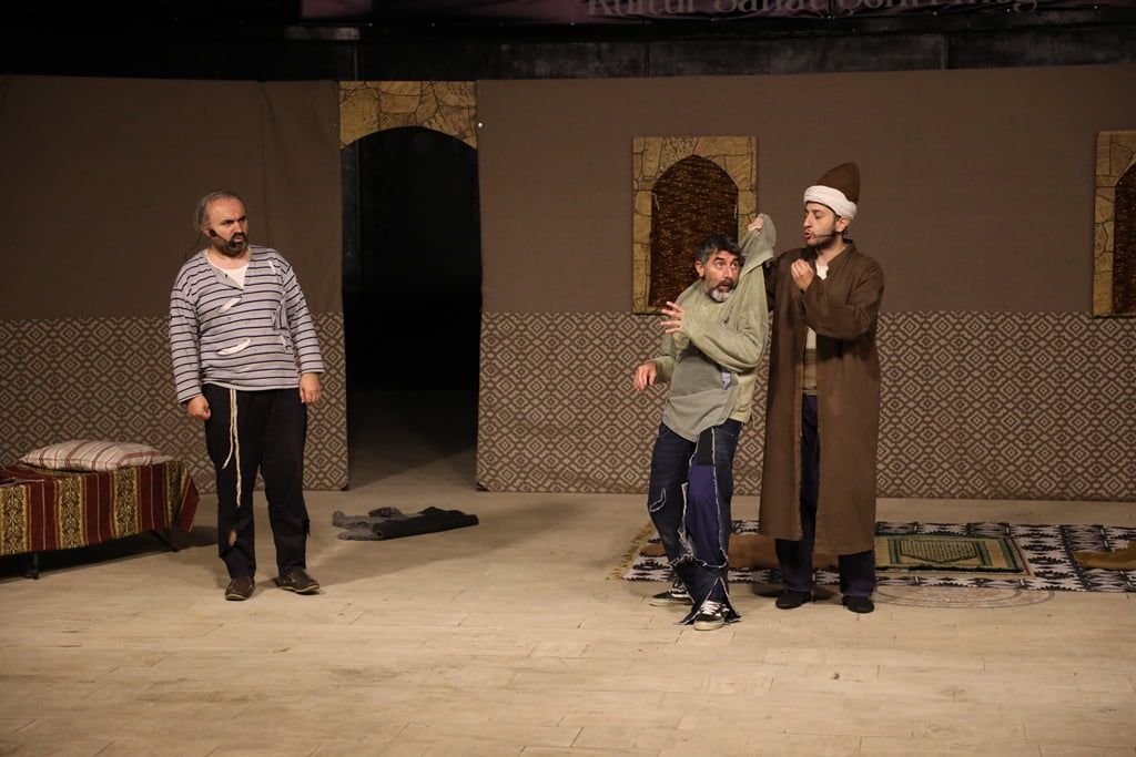 Ziyafet Sofrası tiyatroseverleri kahkahaya boğdu