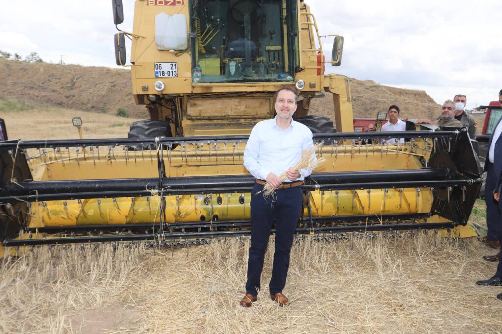 Erbakan: Bu şartlar altında üretim yapan çiftçiye madalya takılmalı